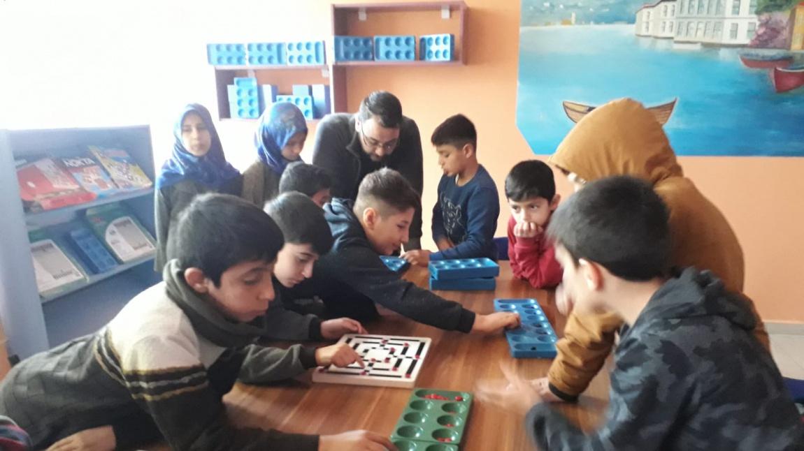   Okulda zeka oyunları (mangala, satranç, bulmaca vb.) oynayabileceği köşe veya alanlar oluşturuldu.