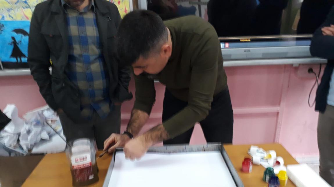 Okuldaki öğretmenlerin ve yöneticilerin Ebru Sannatı Çalışması